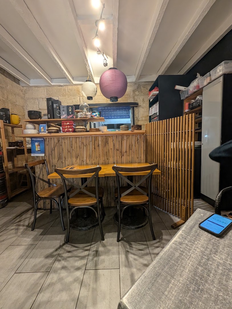Une seconde vue de la salle et du comptoir d’AOI Izakaya