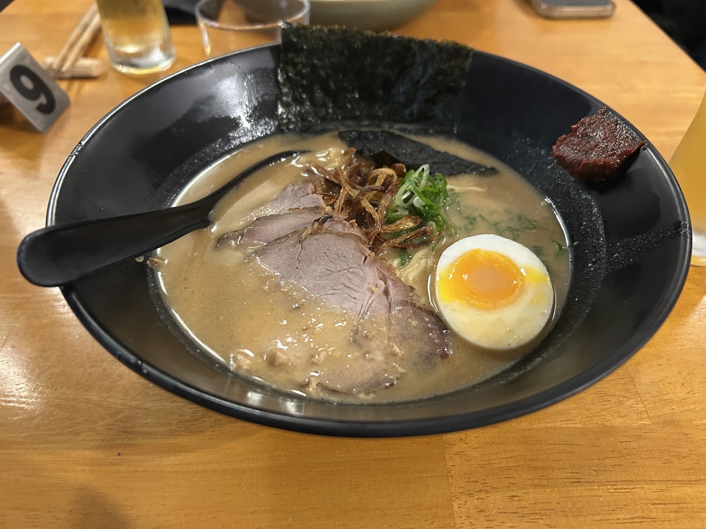 Bol de ramen avec viande, œuf et algue