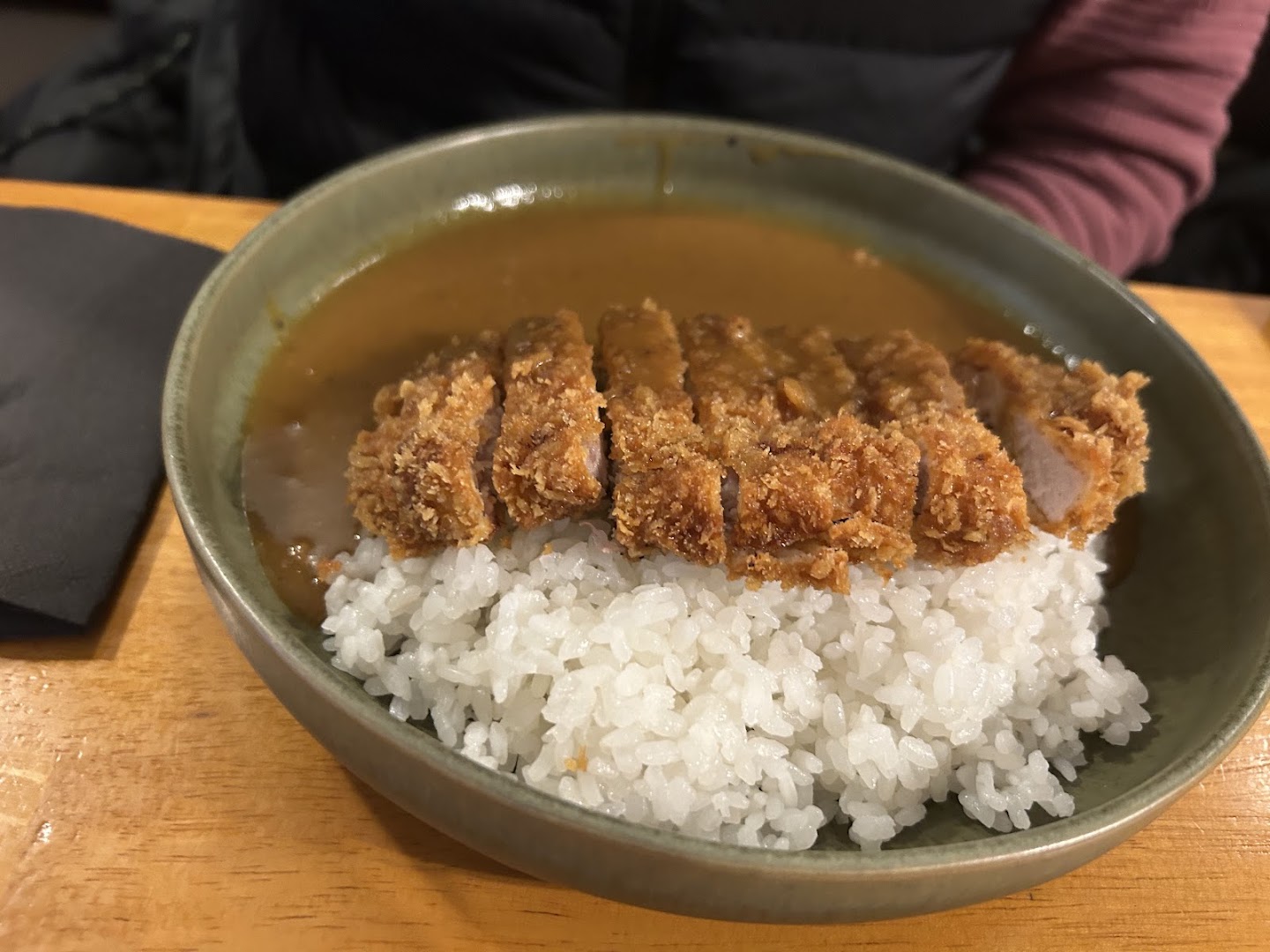 Riz blanc avec escalope panée et sauce curry